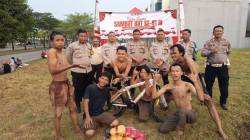 Meriahkan HUT RI ke-81, Polsek Cikupa Gelar Lomba Panjat Pinang Bersama Warga