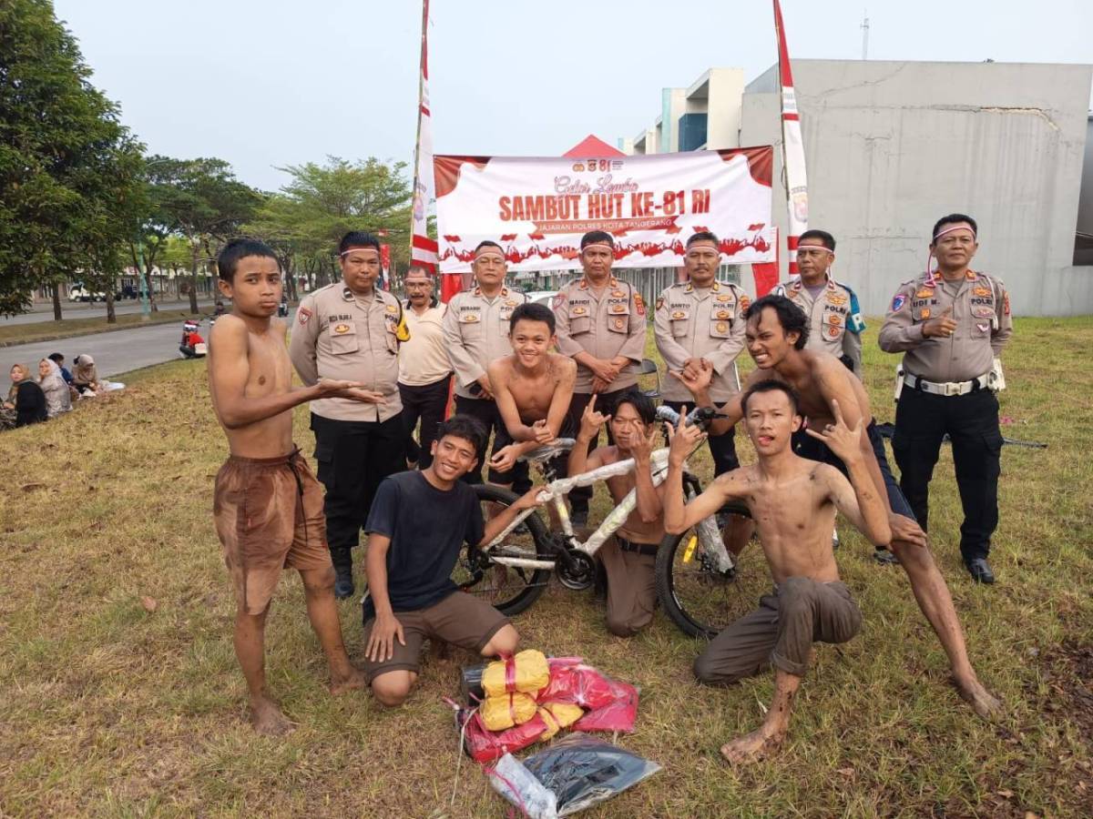 Meriahkan HUT RI ke-81, Polsek Cikupa Gelar Lomba Panjat Pinang Bersama Warga Meriahkan HUT RI ke-81, Polsek Cikupa Gelar Lomba Panjat Pinang Bersama Warga
