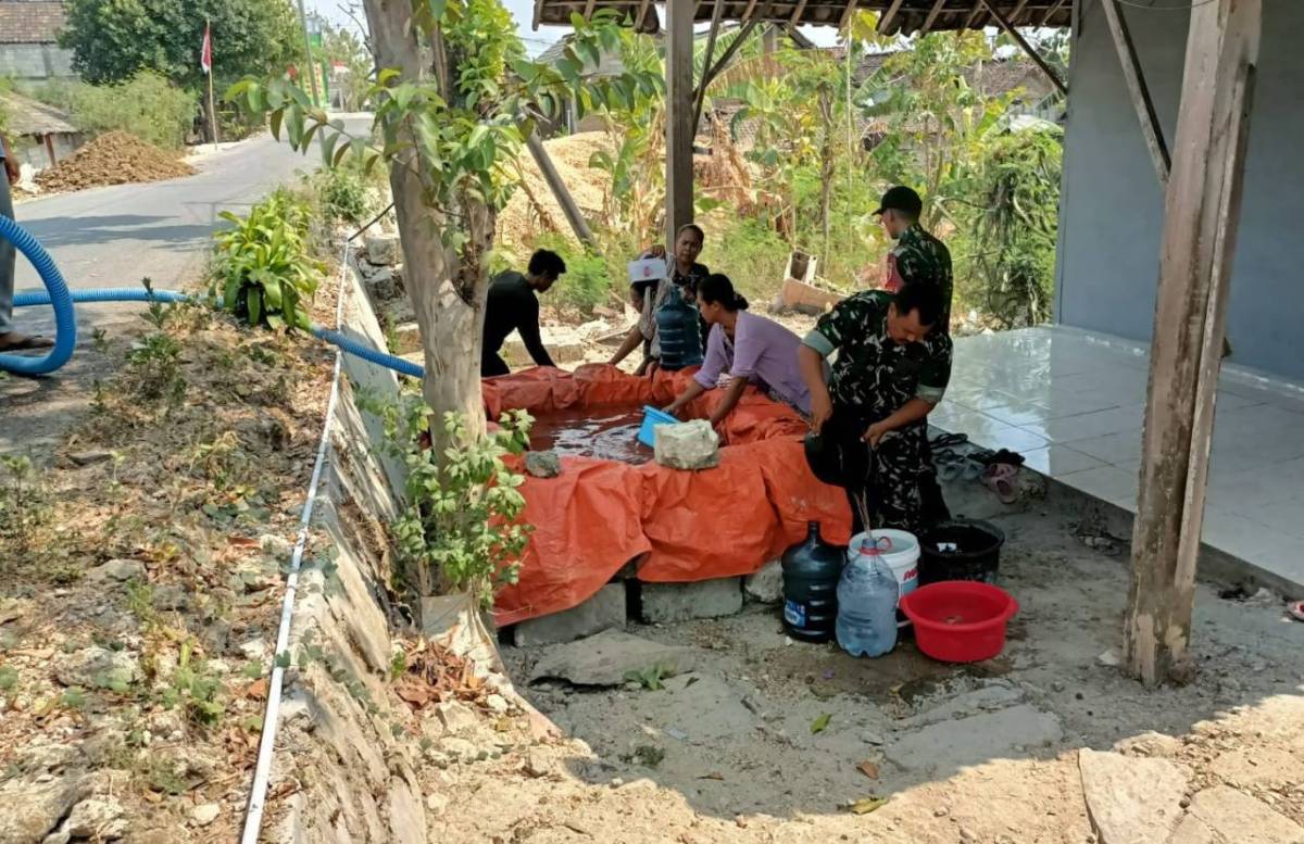 Tanggap Krisis Kekeringan, Kodim Bojonegoro Salurkan 6 Ribu Liter Air Bersih untuk Warga Kedungsari Temayang