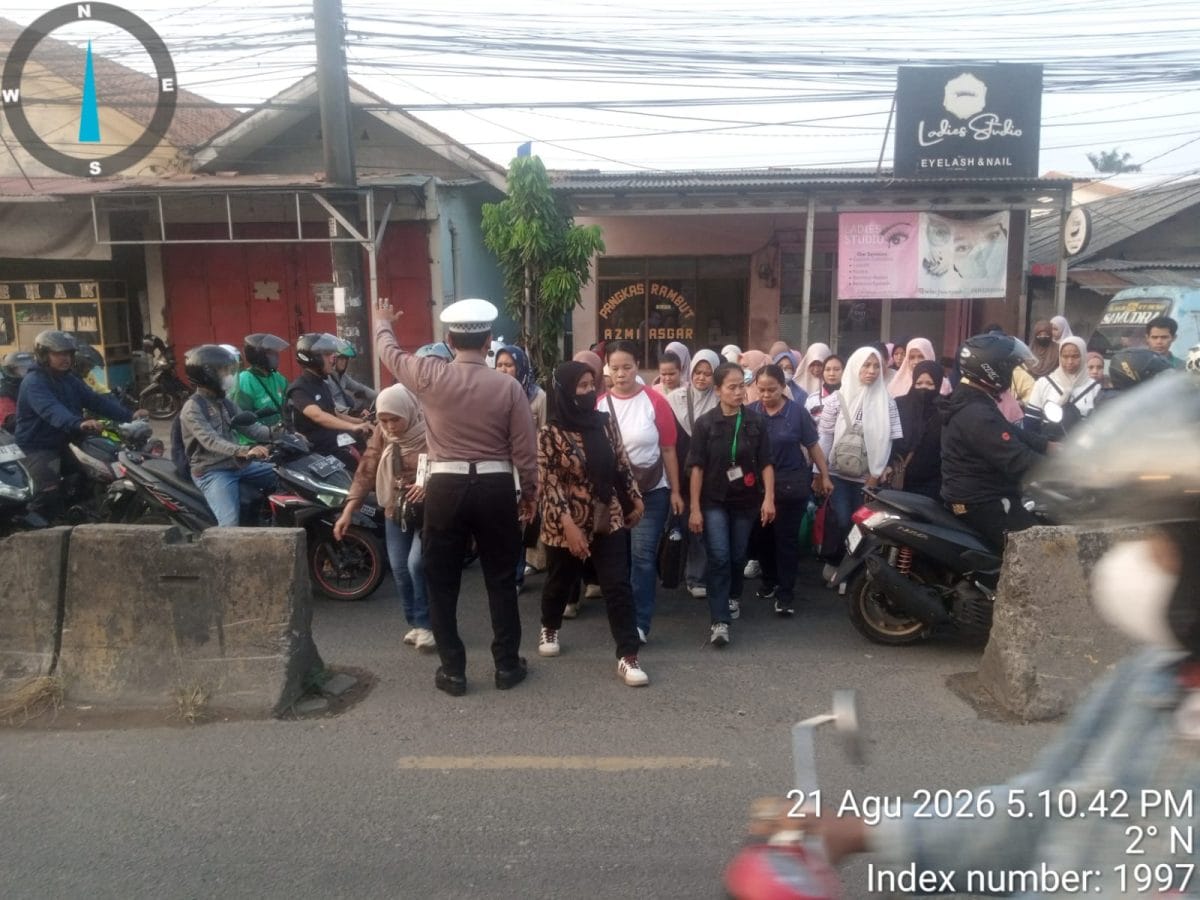 IPTU Udi Muhdi Pimpin PECAK, Atur Lalu Lintas Sore di Jalan Raya Serang Cikupa IPTU Udi Muhdi Pimpin PECAK, Atur Lalu Lintas Sore di Jalan Raya Serang Cikupa