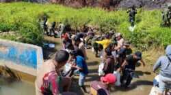 Sumber Air Bersih Terjaga, Satgas Yonif 2 Marinir dan Warga Enarotali Kompak Bergotong Royong Sumber Air Bersih Terjaga, Satgas Yonif 2 Marinir dan Warga Enarotali Kompak Bergotong Royong