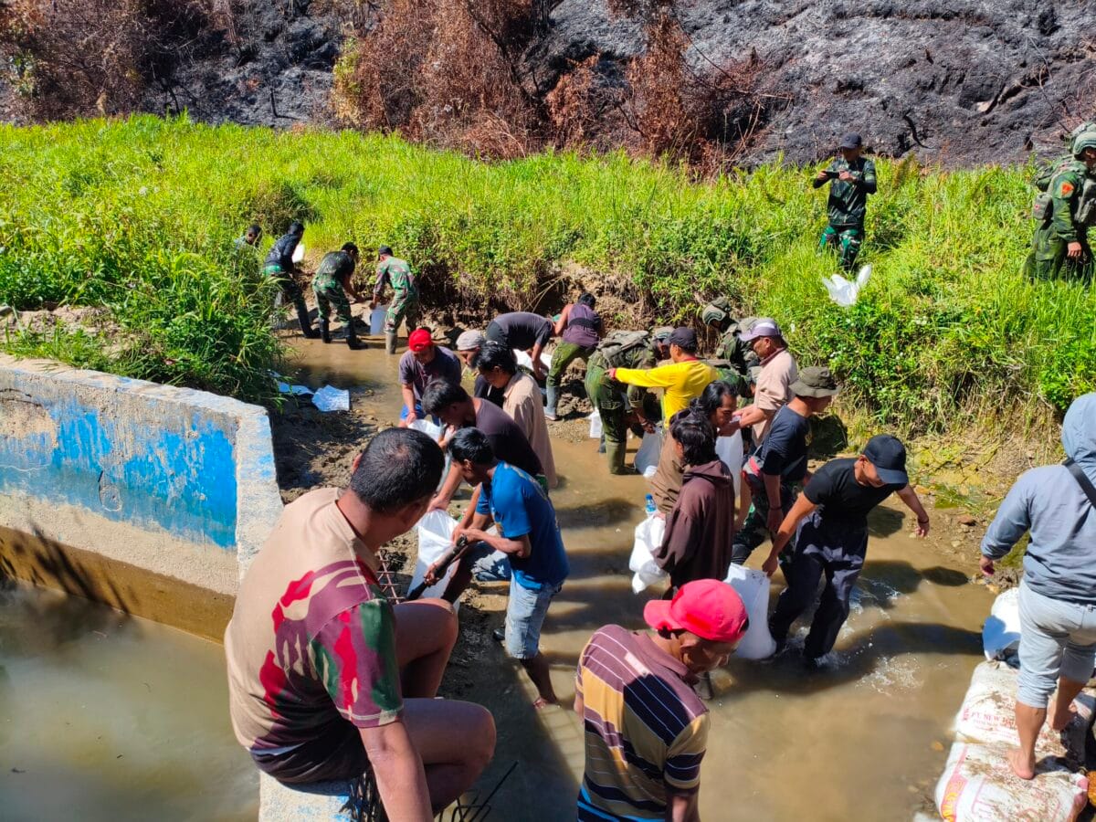 Sumber Air Bersih Terjaga, Satgas Yonif 2 Marinir dan Warga Enarotali Kompak Bergotong Royong