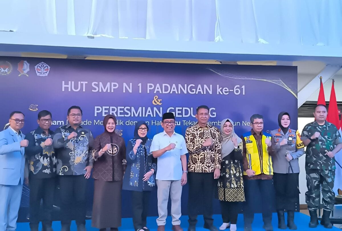 Dandim Bojonegoro Dampingi Menko PMK Hadiri Harlah dan Peresmian Gedung Baru SMPN 1 Padangan Dandim Bojonegoro Dampingi Menko PMK Hadiri Harlah dan Peresmian Gedung Baru SMPN 1 Padangan