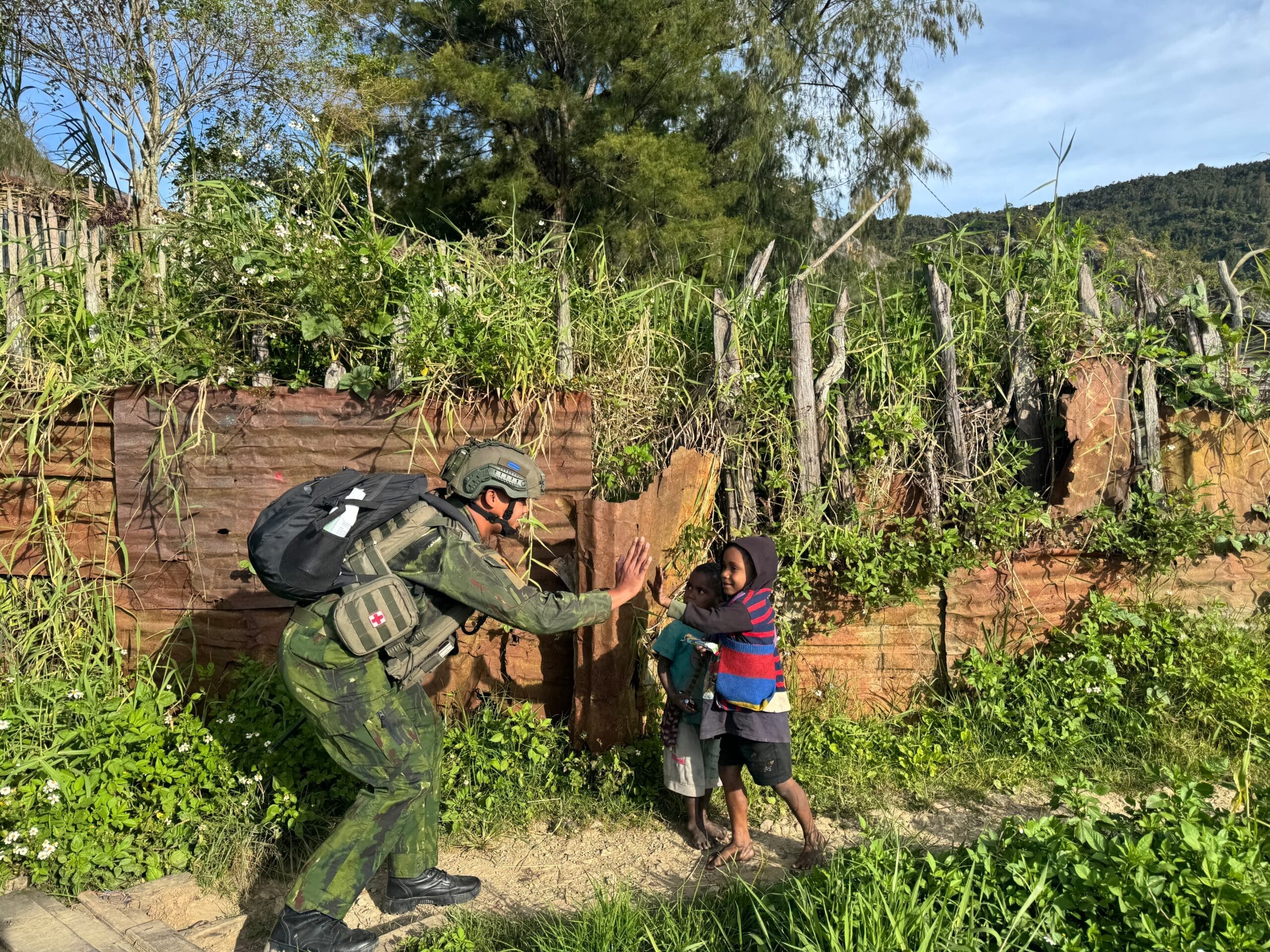 Kehangatan Marinir di Enarotali, Berbagi Cerita dan Kebahagiaan Bersama Anak-Anak Kehangatan Marinir di Enarotali, Berbagi Cerita dan Kebahagiaan Bersama Anak-Anak
