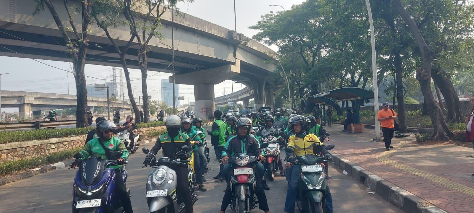 Sekitar 100 Ojol Jakarta Utara Bergerak ke Polda Metro Jaya untuk Ikuti Apel