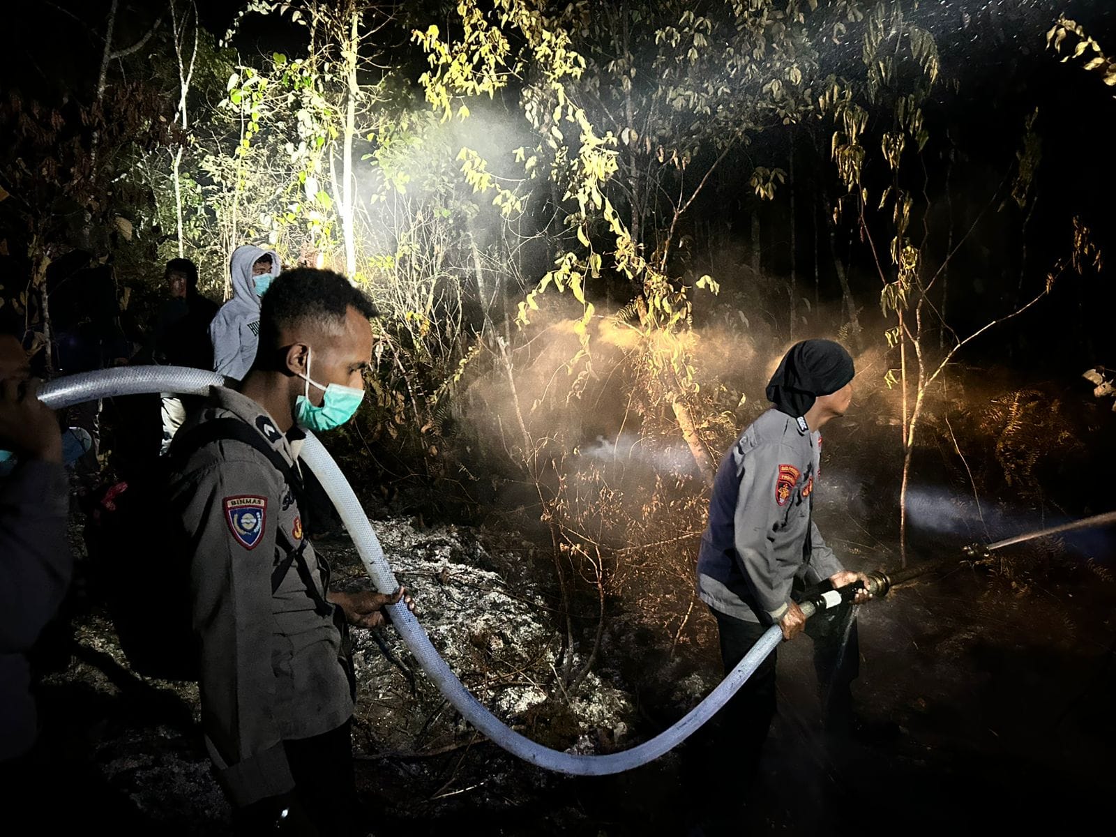 Polres Maybrat Bersama Kodim 1809/Maybrat dan BNPB Sorong Selatan Bergerak Cepat Tangani Karhutla di Kampung Athabu