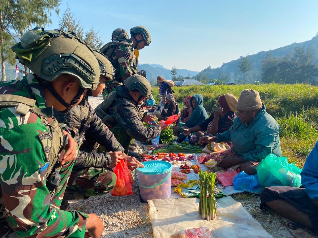 Langkah Humanis Marinir di Komopa, Hasil Bumi Warga Laris, Mama-Mama Sumringah Langkah Humanis Marinir di Komopa, Hasil Bumi Warga Laris, Mama-Mama Sumringah