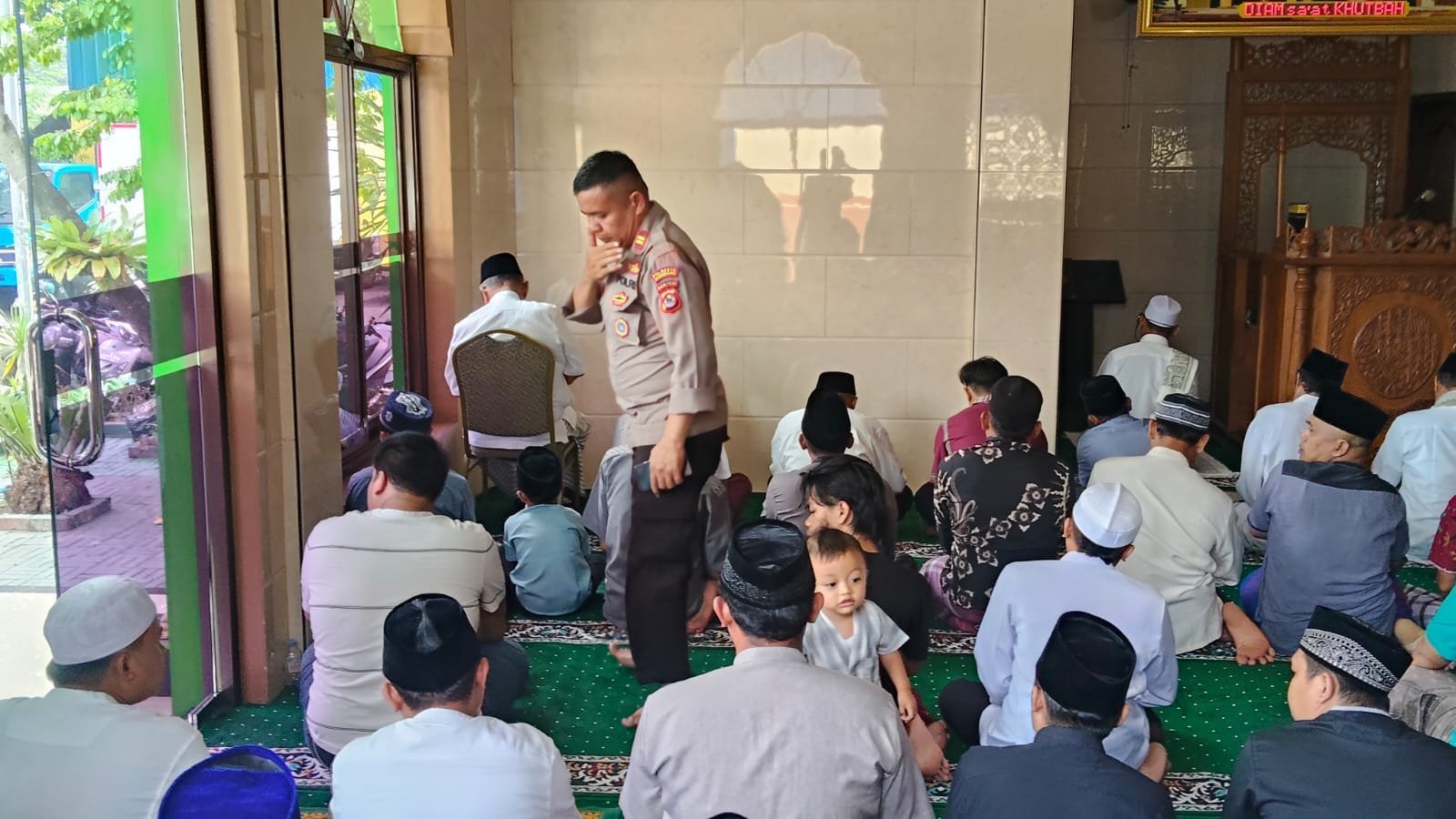 Polsek Cikupa Gelar Jumat Keliling, Perkuat Silaturahmi dan Kamtibmas Bersama Warga