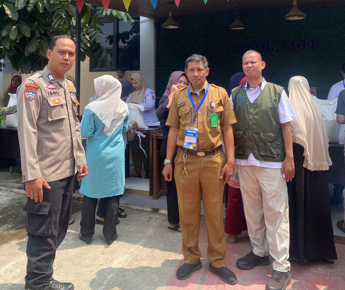 Brigadir Ibnu Dermawan Amankan Penyaluran Bantuan Beras Kemensos RI untuk Warga Bunder Brigadir Ibnu Dermawan Amankan Penyaluran Bantuan Beras Kemensos RI untuk Warga Bunder