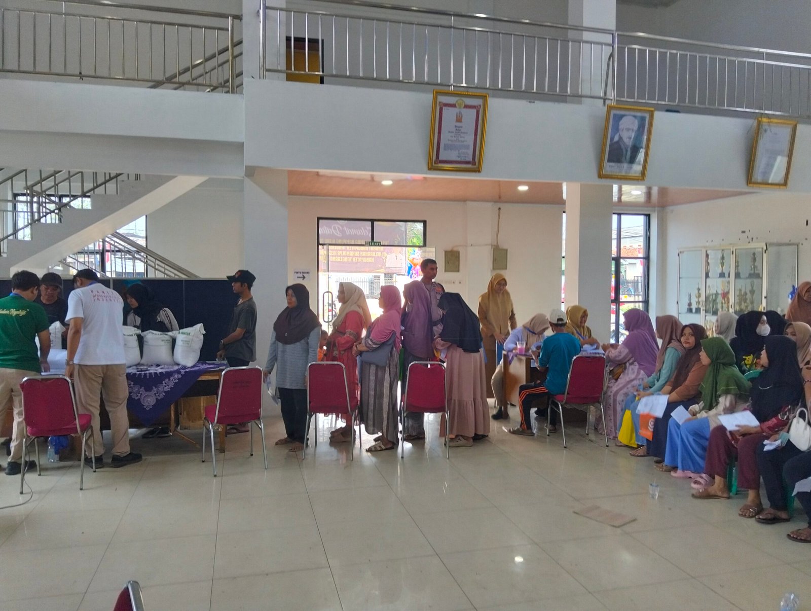 Aipda Ilyas Kawal Penyaluran Bantuan Beras Kemensos untuk Penerima di Sukamulya Aipda Ilyas Kawal Penyaluran Bantuan Beras Kemensos untuk Penerima di Sukamulya