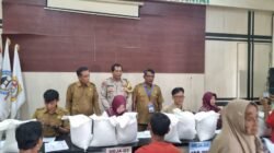 Bhabinkamtibmas Sukadamai Amankan Penyaluran Bantuan Beras Kemensos untuk 649 Warga Bhabinkamtibmas Sukadamai Amankan Penyaluran Bantuan Beras Kemensos untuk 649 Warga