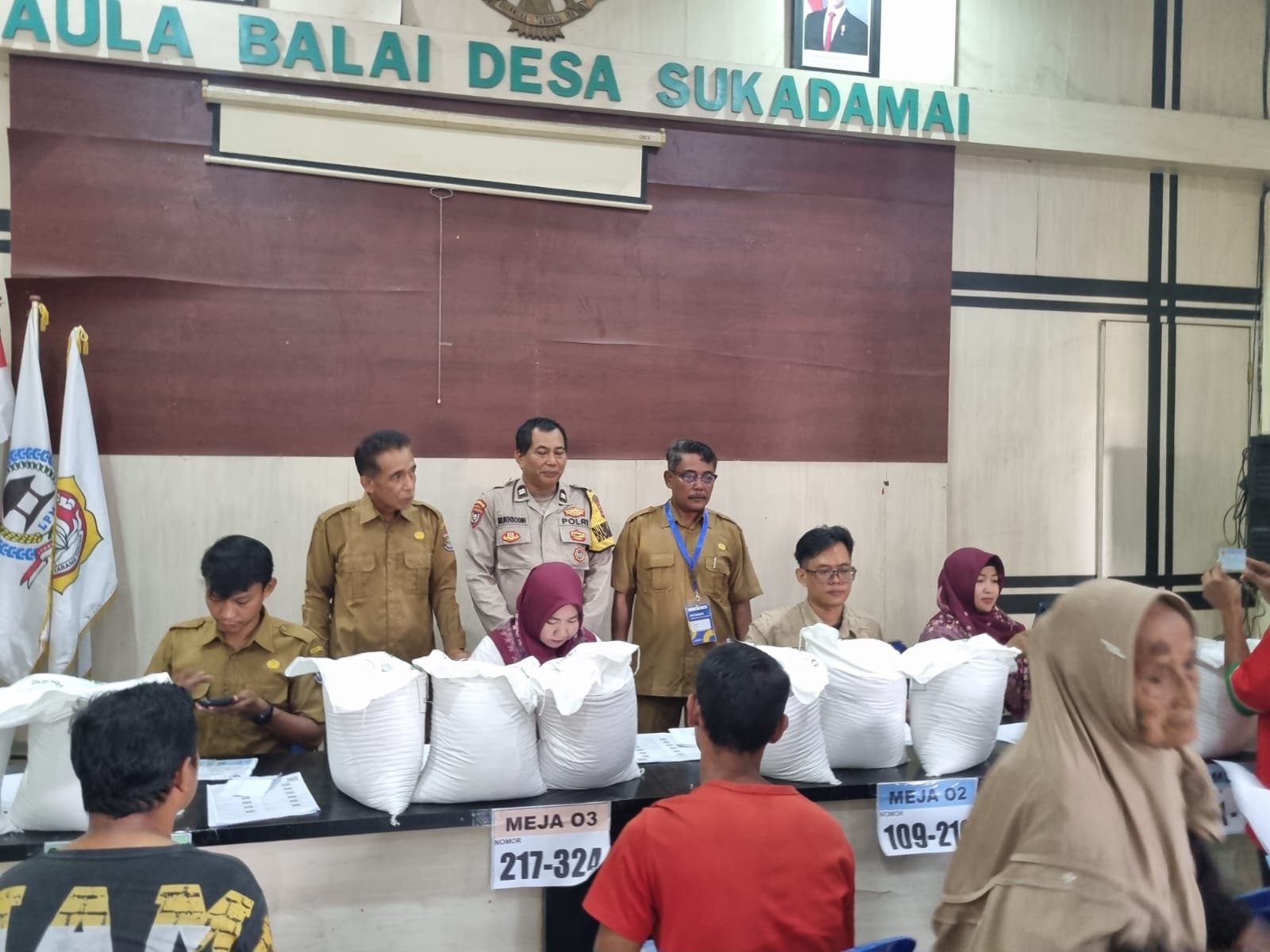 Bhabinkamtibmas Sukadamai Amankan Penyaluran Bantuan Beras Kemensos untuk 649 Warga
