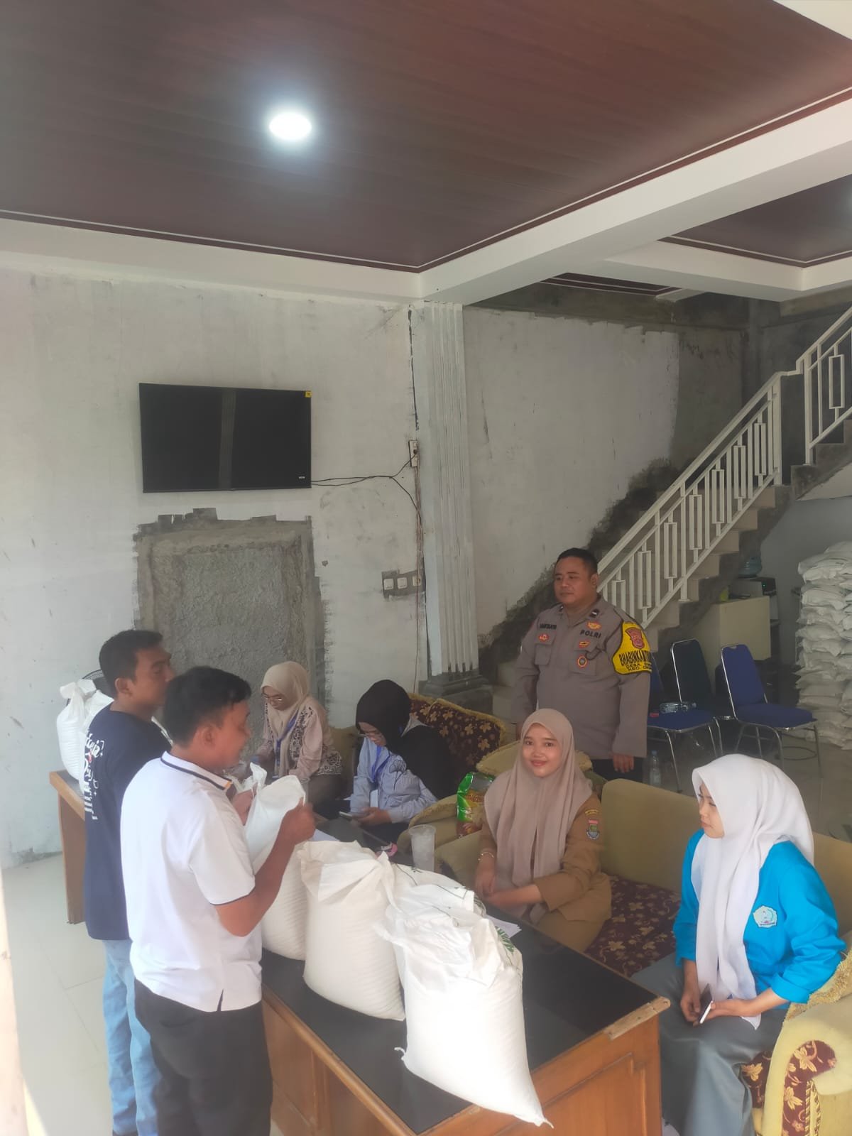 Bhabinkamtibmas Aipda Hartanto Amankan Penyaluran Beras Kemensos kepada Penerima di Dukuh