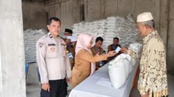 Bhabinkamtibmas Desa Pasir Jaya Aiptu Budiansyah Kawal Penyaluran Bantuan Beras untuk Warga Bhabinkamtibmas Desa Pasir Jaya Aiptu Budiansyah Kawal Penyaluran Bantuan Beras untuk Warga