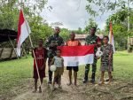 Semangat Kemerdekaan Berkibar di Kampung Sesor, Satgas TMMD Ke-129 Kodim 1807/Sorong Selatan Pasang Bendera Merah Putih