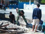Bahu Membahu Demi Desa Sehat, Satgas TMMD Bersama Warga Bersihkan Saluran Air