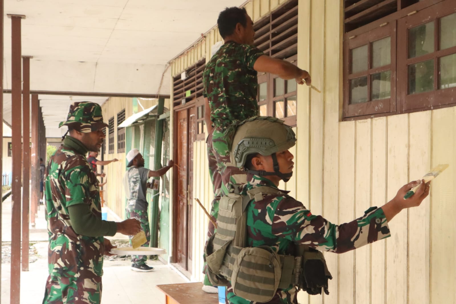 Kodim 1714/PJ Gelar Karya Bakti Merah Putih SMP Negeri 1 Mulia Kab. Puncak Jaya Kodim 1714/PJ Gelar Karya Bakti Merah Putih SMP Negeri 1 Mulia Kab. Puncak Jaya