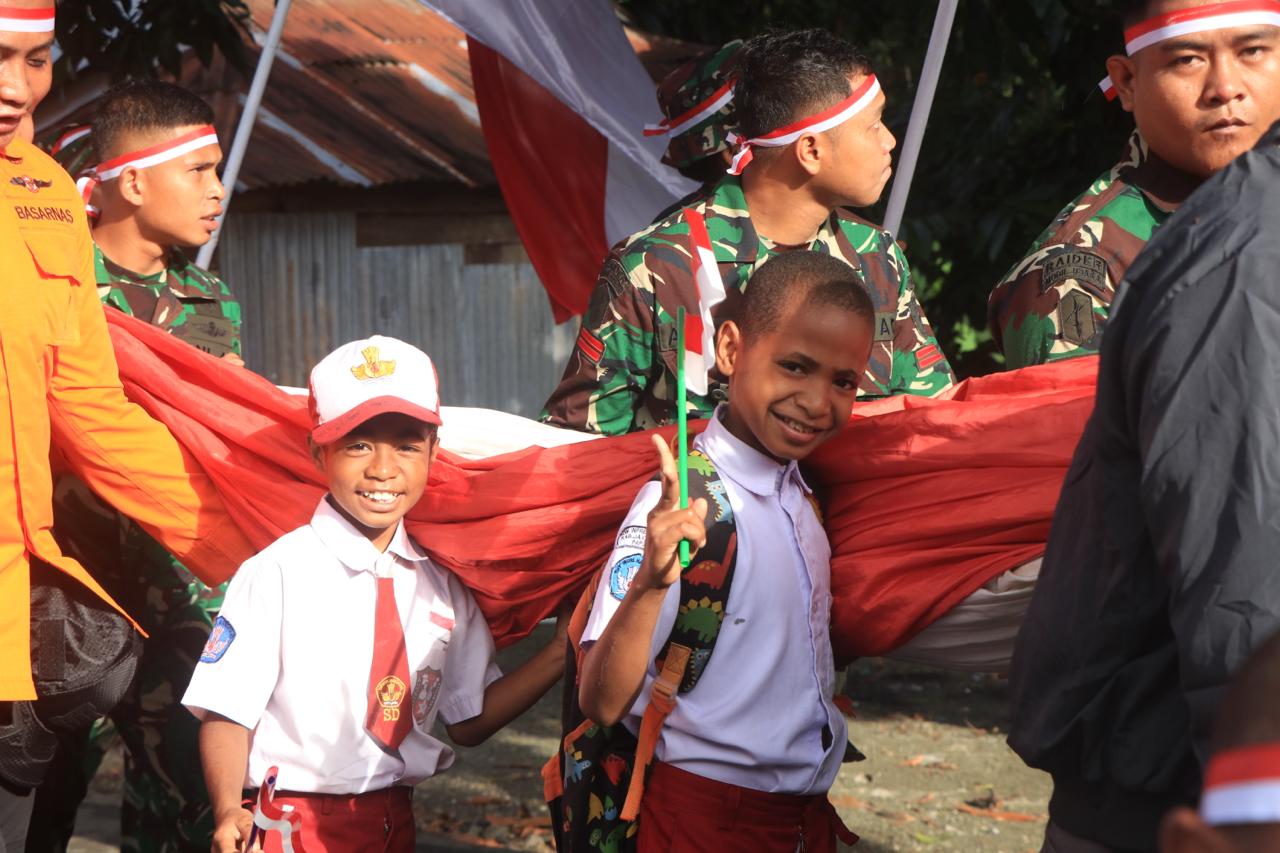 Sang Merah Putih Terbesar di Indonesia Berkibar di Puncak Gunung Cycloop, Koops TNI Habema : Gegap Gempita Damai Persatuan dari Tanah Cenderawasih Sang Merah Putih Terbesar di Indonesia Berkibar di Puncak Gunung Cycloop, Koops TNI Habema : Gegap Gempita Damai Persatuan dari Tanah Cenderawasih