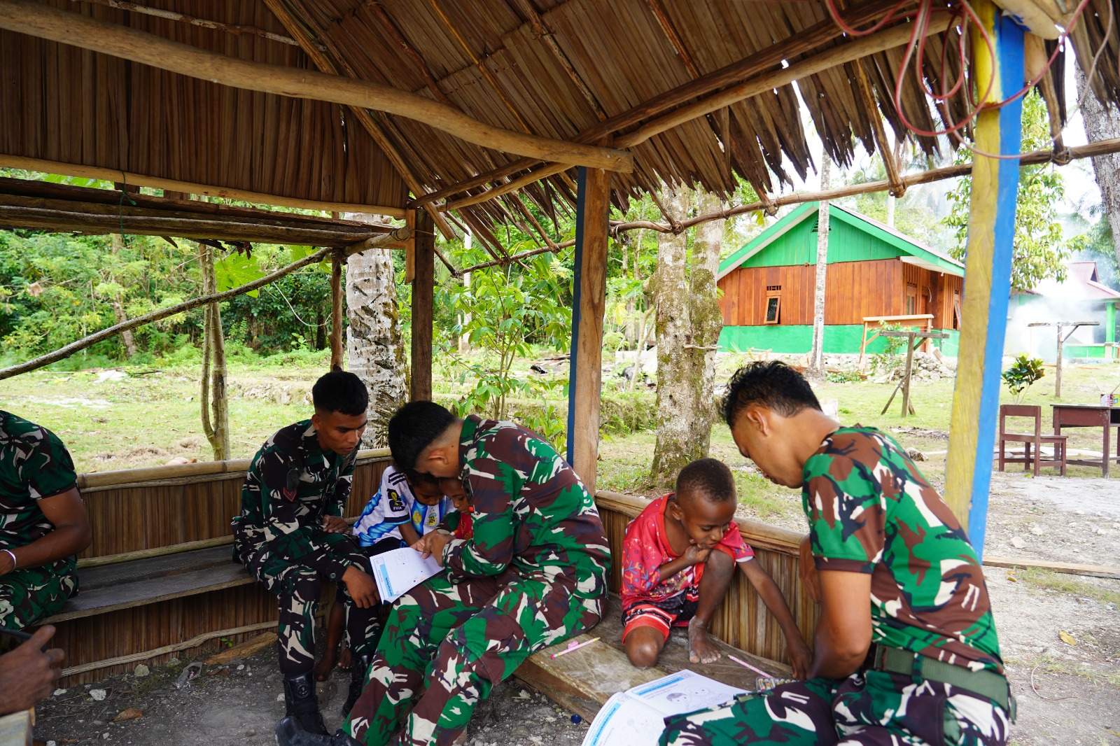 Canda dan Tawa Warnai TMMD Ke-129, Kedekatan Satgas TNI dengan Anak-Anak Kampung Sesor Semakin Erat Canda dan Tawa Warnai TMMD Ke-129, Kedekatan Satgas TNI dengan Anak-Anak Kampung Sesor Semakin Erat