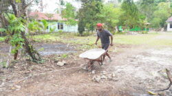 Semangat Tak Kenal Lelah, Satgas TMMD Ke-129 Tuntaskan Finishing Pembersihan Lingkungan Kampung Sesor Semangat Tak Kenal Lelah, Satgas TMMD Ke-129 Tuntaskan Finishing Pembersihan Lingkungan Kampung Sesor