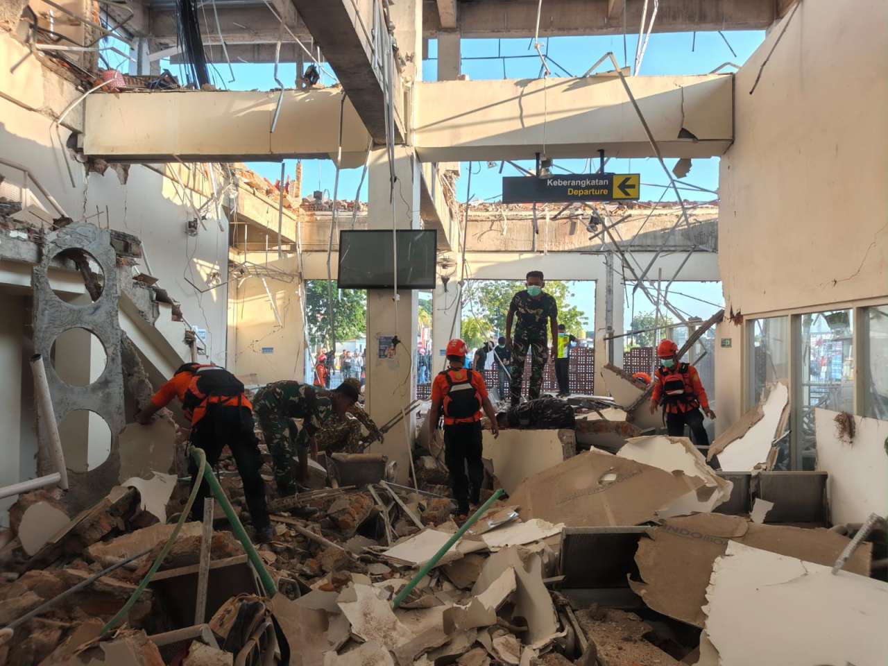 TNI Kerahkan 1.267 Personel Tangani Dampak Gempa di Flores TNI Kerahkan 1.267 Personel Tangani Dampak Gempa di Flores