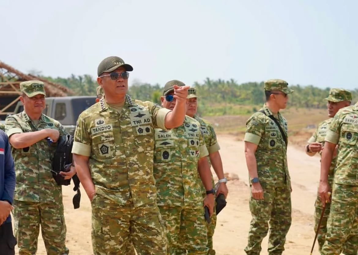 Wapang TNI Tinjau Karya Bakti, Pembangunan KDKMP dan Yonif TP 842/Badak Sakti di Pandeglang