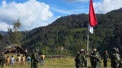 Menembus Keterisolasian Ugimba: Misi Pengabdian Koops TNI Habema Mengibarkan Merah Putih di Kaki Gunung Cartenz Menembus Keterisolasian Ugimba: Misi Pengabdian Koops TNI Habema Mengibarkan Merah Putih di Kaki Gunung Cartenz