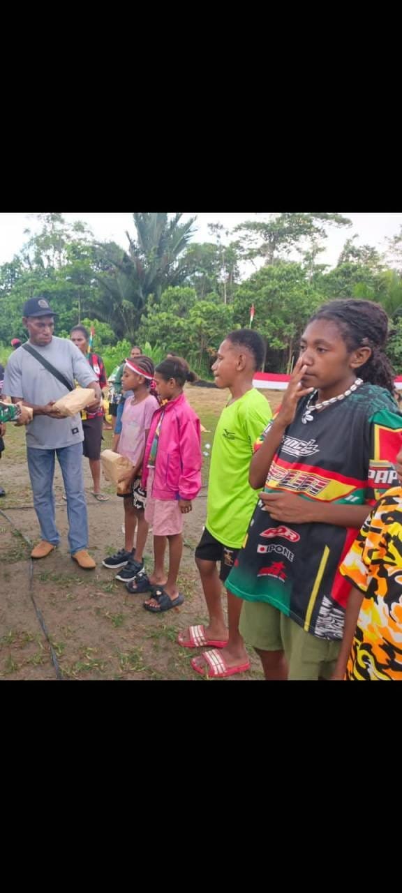 Peringati HUT ke-81 RI, Kepala Suku Kampung Suskun Keerom Gelar Lomba dan Bagikan Sembako untuk Pompa Semangat Nasionalisme Peringati HUT ke-81 RI, Kepala Suku Kampung Suskun Keerom Gelar Lomba dan Bagikan Sembako untuk Pompa Semangat Nasionalisme