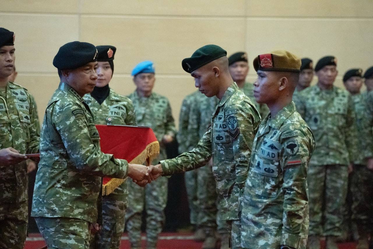 Panglima TNI Beri Penghargaan Istimewa Atas Aksi Heroik Dua Prajurit TNI di Masjid Baiturrahman Panglima TNI Beri Penghargaan Istimewa Atas Aksi Heroik Dua Prajurit TNI di Masjid Baiturrahman