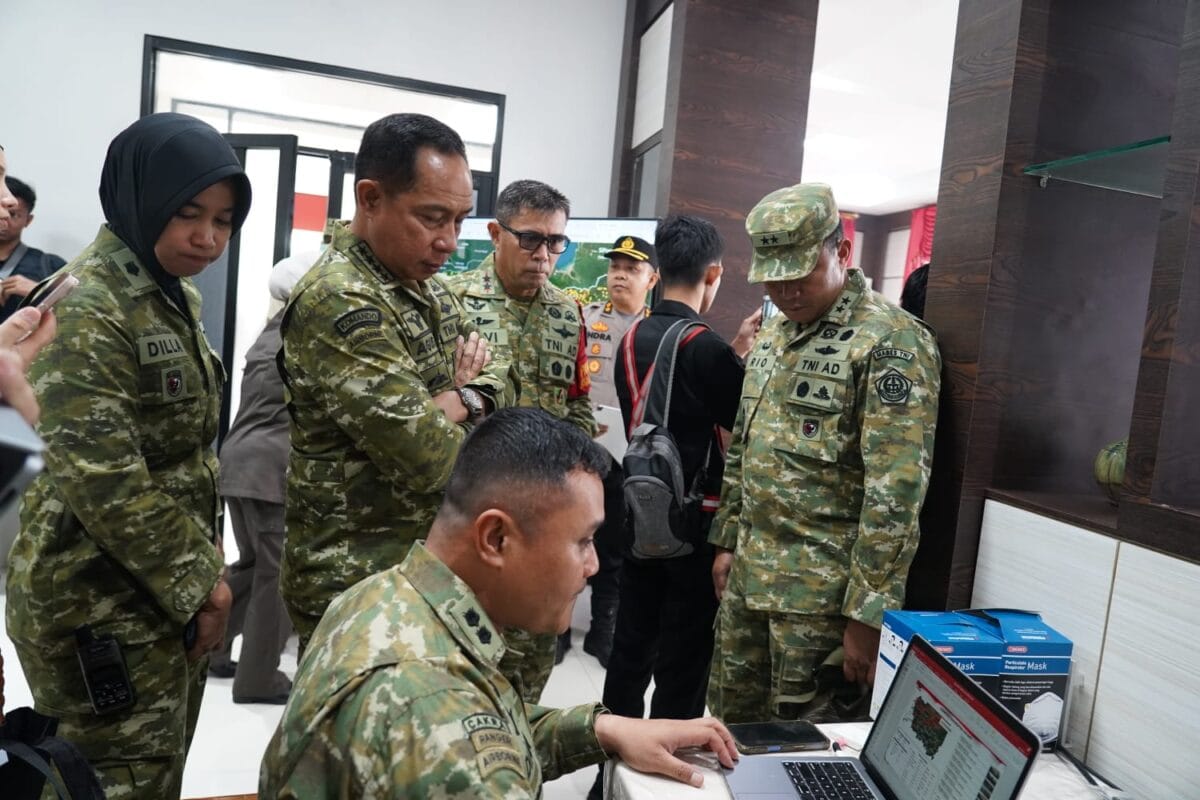 Panglima TNI Dampingi Presiden RI Tinjau Penanganan Karhutla di Kalimantan Barat