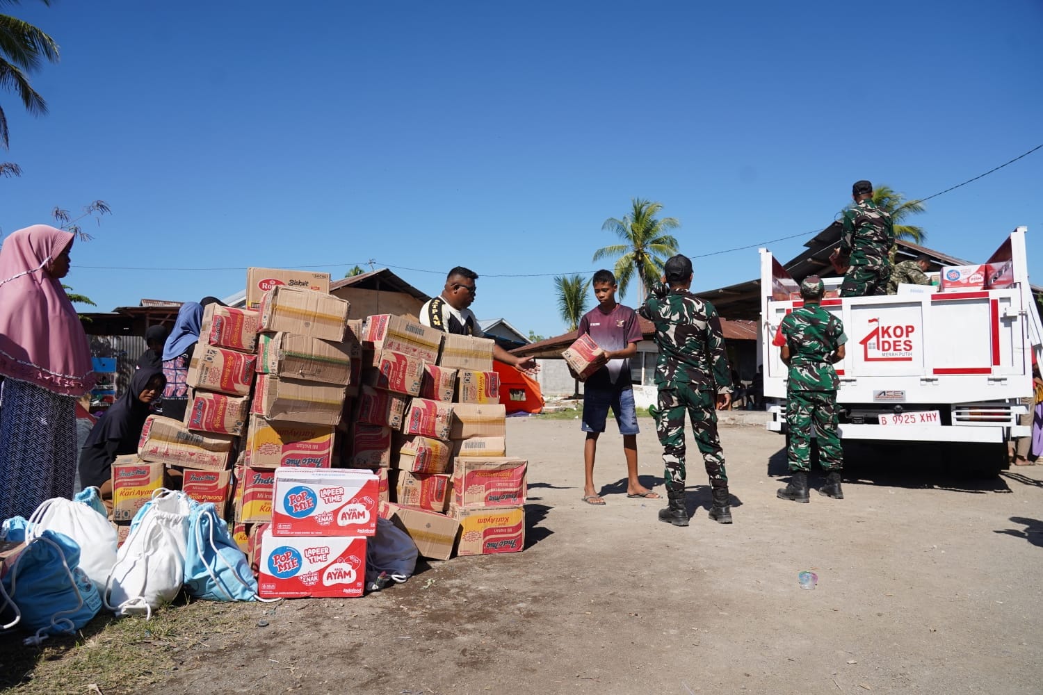 Hari Kedua Belas Penanganan Gempa NTT, TNI Kirim 925,638 Ton Bantuan Hari Kedua Belas Penanganan Gempa NTT, TNI Kirim 925,638 Ton Bantuan