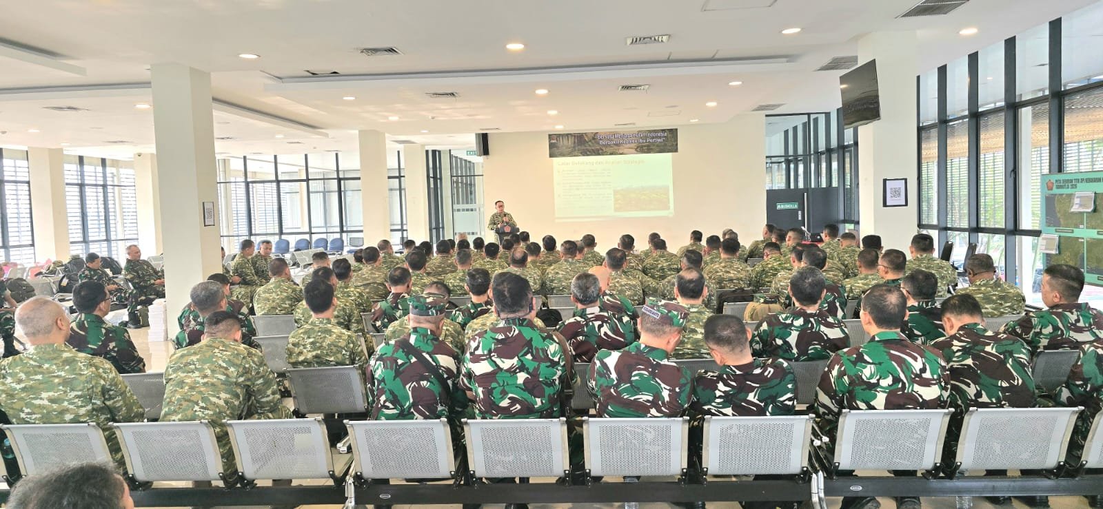 Tak Hanya Padamkan Api, TNI Perkuat Penanganan Karhutla Melalui Penyuluhan Tak Hanya Padamkan Api, TNI Perkuat Penanganan Karhutla Melalui Penyuluhan