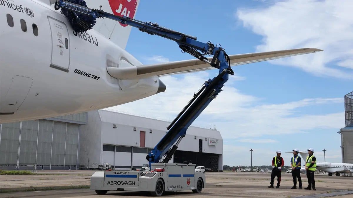 Inovasi Pencucian Pesawat: JAL Gunakan Robot di Narita