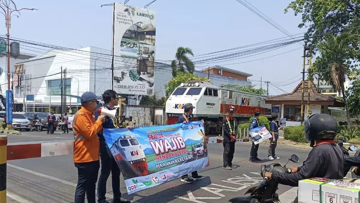 Upaya KAI Daop 8 Surabaya Mencegah Kecelakaan di Perlintasan Kereta
