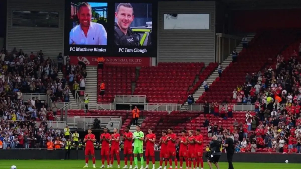 Penghormatan Khidmat untuk Dua Polisi yang Meninggal di Middlesbrough Penghormatan Khidmat untuk Dua Polisi yang Meninggal di Middlesbrough