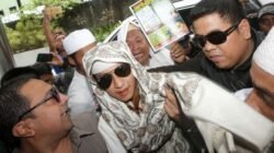 Kunjungan Habib Bahar ke Rumah Duka Korban Demo Pejompongan