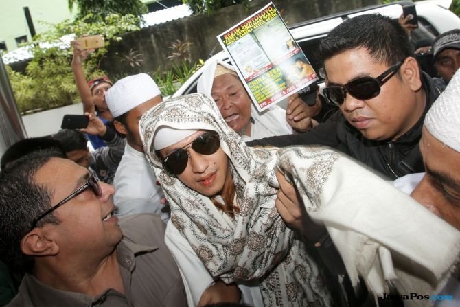 Kunjungan Habib Bahar ke Rumah Duka Korban Demo Pejompongan