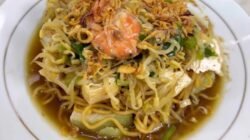 Membuat Lontong Mie Khas Surabaya yang Lezat di Rumah Membuat Lontong Mie Khas Surabaya yang Lezat di Rumah