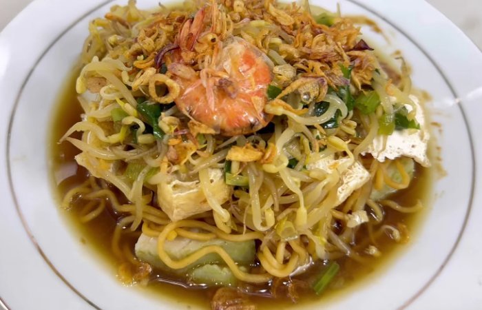 Membuat Lontong Mie Khas Surabaya yang Lezat di Rumah