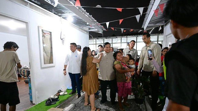 Kunjungan Prabowo ke Warga Relokasi di Senen Kunjungan Prabowo ke Warga Relokasi di Senen