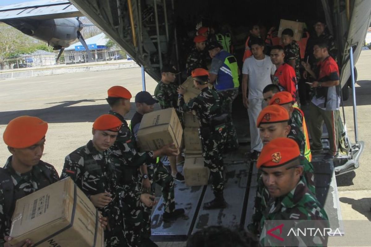 TNI AU distribusikan 729 ton logistik untuk korban gempa di NTT TNI AU distribusikan 729 ton logistik untuk korban gempa di NTT