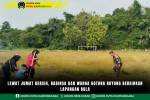 Lewat Jumat Bersih, Babinsa dan Warga Gotong Royong Bersihkan Lapangan Bola