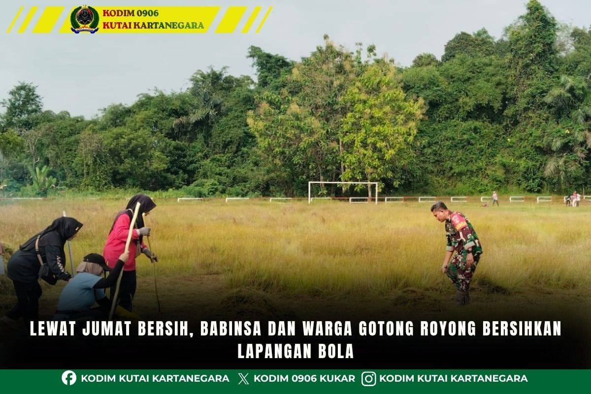 Lewat Jumat Bersih, Babinsa dan Warga Gotong Royong Bersihkan Lapangan Bola Lewat Jumat Bersih, Babinsa dan Warga Gotong Royong Bersihkan Lapangan Bola