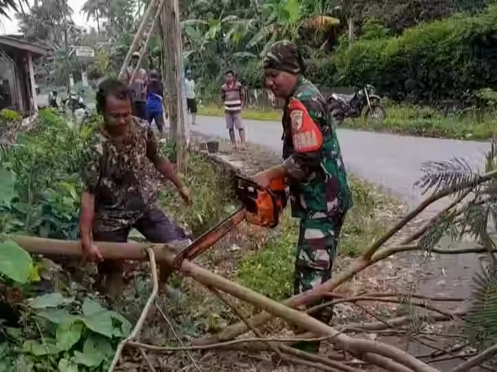 Babinsa Koramil Gandusari Bersama Warga Gotong Royong Bersihkan Lingkungan Demi Keselamatan Bersama