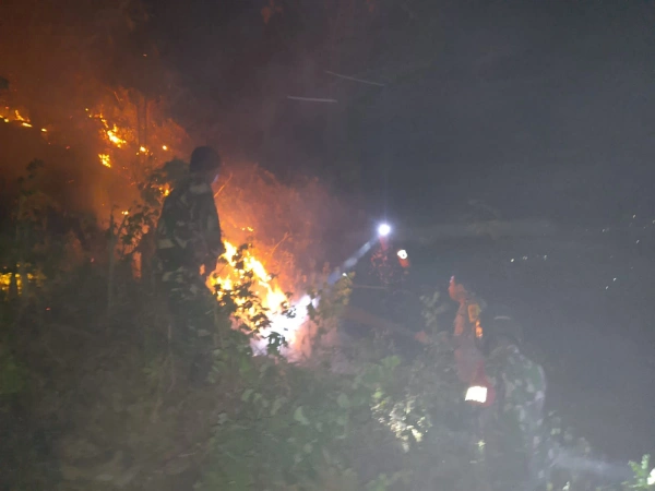 Cepat Tanggap, Babinsa Koramil Kesamben Bersama Tim Gabungan Berhasil Padamkan Kebakaran Lahan Di Desa Sukoanyar