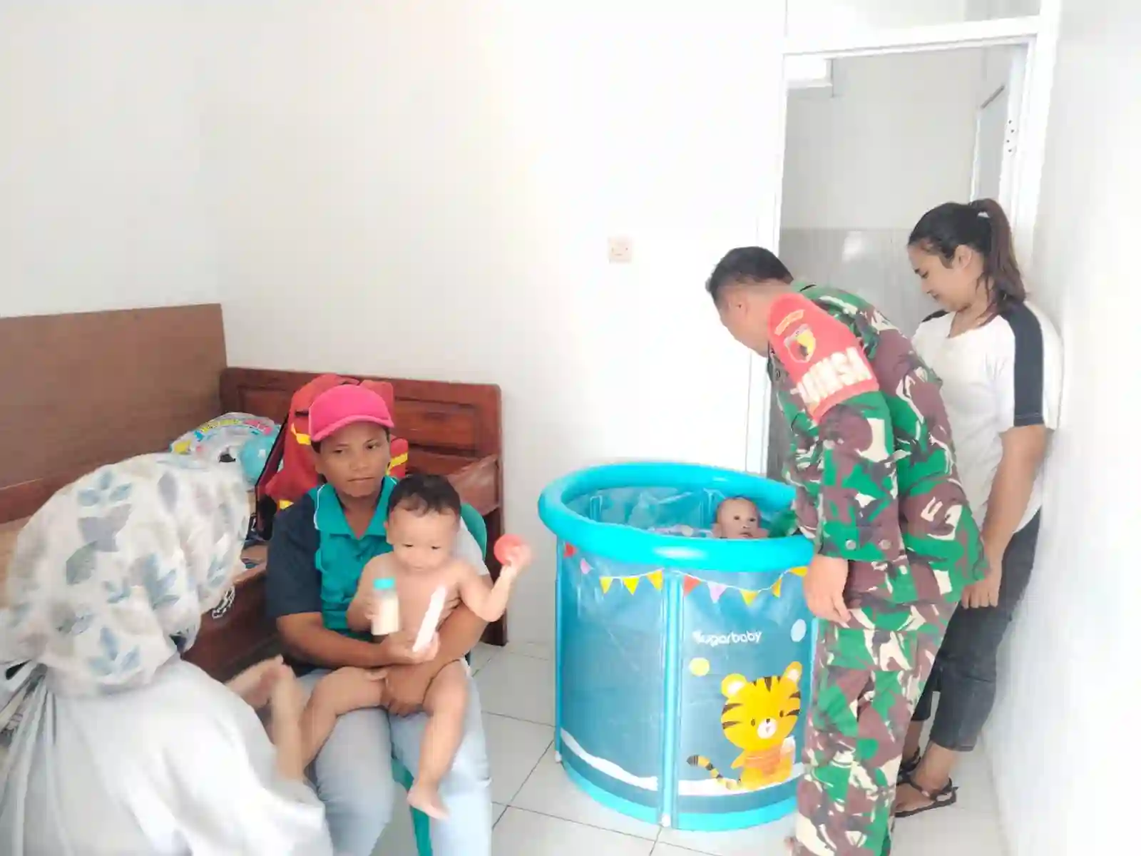 Inovasi Tekan Stunting, Babinsa Posramil Kepanjenkidul Dampingi Terapi Renang Balita Di Posyandu Sartika II
