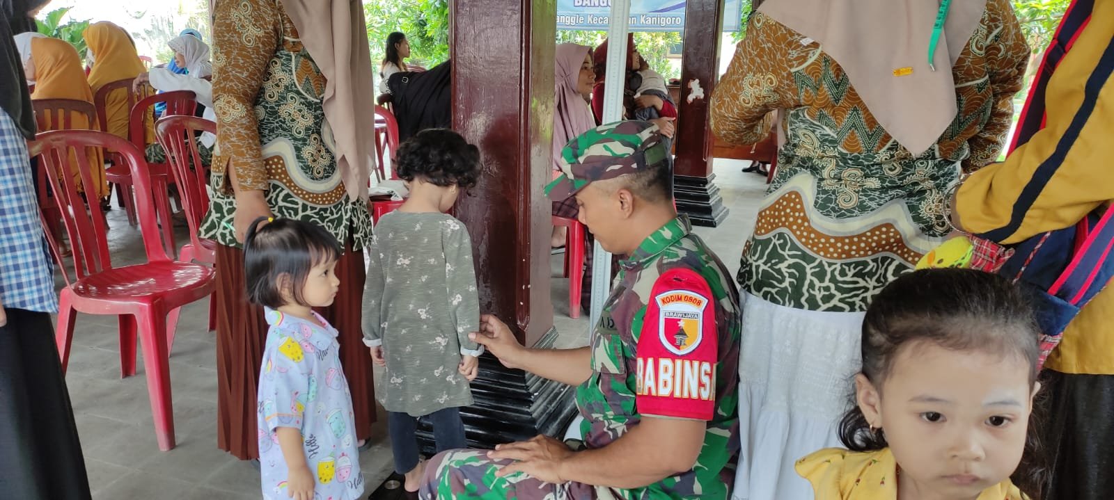Cegah Stunting Sejak Dini, Babinsa Koramil 0808/03 Kanigoro Turun Tangan Dampingi Kegiatan Posyandu Di Desa Bangle Cegah Stunting Sejak Dini, Babinsa Koramil 0808/03 Kanigoro Turun Tangan Dampingi Kegiatan Posyandu Di Desa Bangle