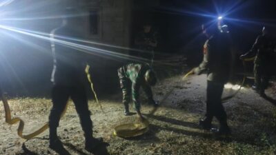 Garda Terdepan Halau Kobaran Api, Tim Gabungan Siaga Amankan Pemukiman Warga Dari Kebakaran Gunung Pegat Garda Terdepan Halau Kobaran Api, Tim Gabungan Siaga Amankan Pemukiman Warga Dari Kebakaran Gunung Pegat