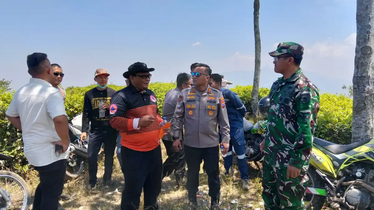 Dandim 0808/Blitar Bersama Kapolres Tinjau Kebakaran Hutan Gunung Butak Lewat Pantauan Udara