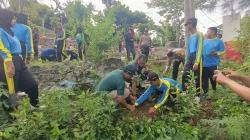 Babinsa Koramil Bakung Bersama Siswa Siswi SMKN 1 Blitar Tanam Pohon Di Monumen Trisula Melalui Program “Bersatu Dengan Alam”
